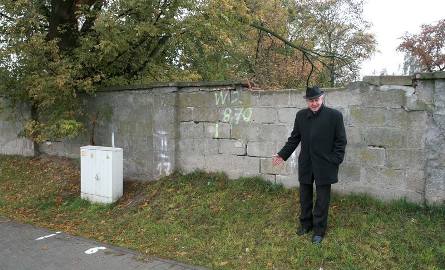 Tu, od ulicy Dębowej, stanie lapidarium – pokazuje ksiądz Andrzej Tuszyński
