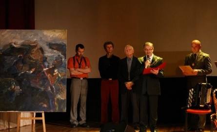 Sylwetke artysty przedstawił Jerzy Pasek (w środku), akt nadania tytułu honorowego obywatela miasta Lipsko wręczył Przewodniczący Rady Miejskiej Marek