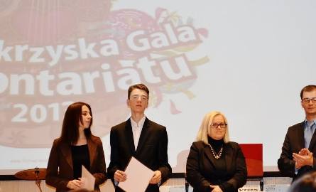 Sebastian Binkowski (drugi z lewej) z nagrodą dla swej organizacji podczas ubiegłorocznej Świętokrzyskiej Gali Wolontariatu w Filharmonii Świętokrzyskiej