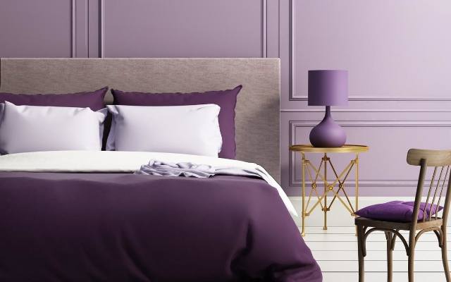 Fiolet w sypialni dobrze aranżować z brązami i szarościami oraz odcieniami kremowymi. 