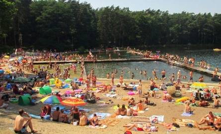 W letnie dni Jezioro Golejów u podnóża Staszowa staje najbardziej upragnionym miejscem plażowiczów.