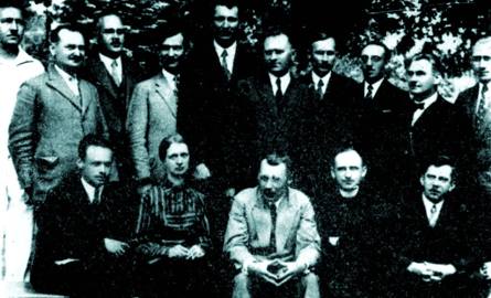 Grono profesorskie 1936 r. Od lewej stoją: prof.   Albrycht, Ludwik Monowid, Witold Bałachowski,  Eustachy Garbicz, Józef Wolf, Medard Męczykowski, Antoni