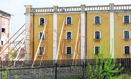 Budynki Łubnej mają status obiektów zabytkowych, ale czas robi swoje. Po 170 latach niektóre z nich zostały zabezpieczone stemplami - po to, by się nie