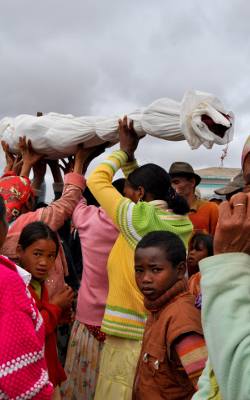 Famadihana to kultywowany na Madagaskarze malgaski obrzęd pogrzebow polegający na ekshumacji zmarłego i ponownym pochówku