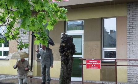 Wyborcy przychodzili do siedziby Obwodowej Komisji Wyborczej w gimnazjum w Ciepielowie pomimo ulewnego deszczu.