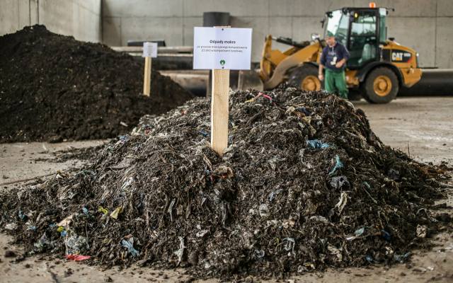 Zakład Utylizacyjny w Szadółkach uzyskał certyfikat ministra na kompost robiony z odpadów