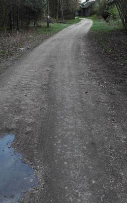 Ta sama stara, gminna droga szutrowa w Radkowie.