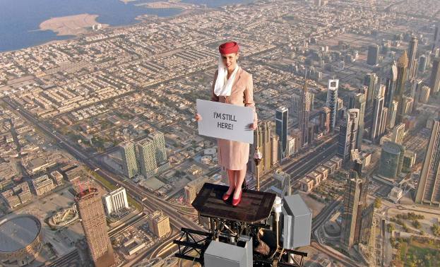 Reklama ukazuje kaskaderkę w przebraniu stewardessy linii Emirates, pozującą z planszami na szczycie najwyższego budynku świata.