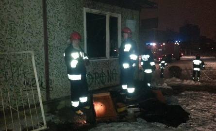 Nocna akcja strażaków. Uratowali mężczyznę uwięzionego w płonącym budynku (zdjęcia)