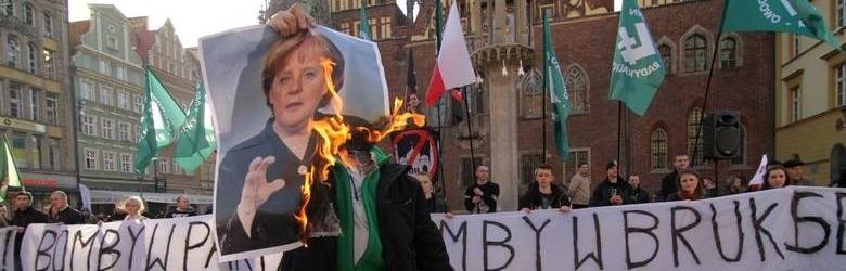 Wrocław: Narodowcy w Rynku przeciwko imigrantom. Spalili zdjęcie kanclerz Merkel