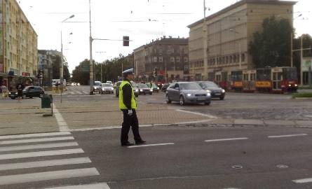 Brama Portowa, godz. 17.35: policjant kieruje ruchem.