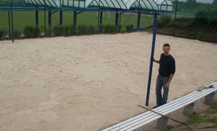 - Prace nad nowym boiskiem do gier plażowych idą zgodnie z harmonogramem - zapewnia Paweł Giertuga, z Gminnego Ośrodka Kultury "Perła&q