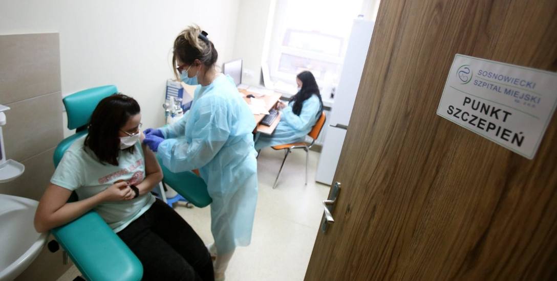 Pierwsze szczepienia przeciw Covid 19 pracowników oświaty szpital miejski w Sosnowcu.
