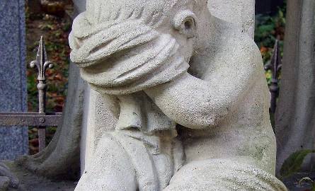 Płaczący chłopczyk - syn Stanisława Kamińskiego. Nagrobek z 1840 r. na jarosławskim cmentarzu