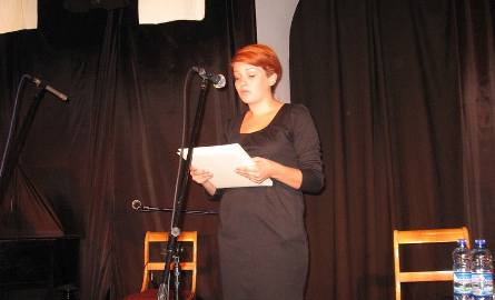 Karolina Skrzek przypomniała tytułowy wiersz "Sobie śpiewam a Muzom”.