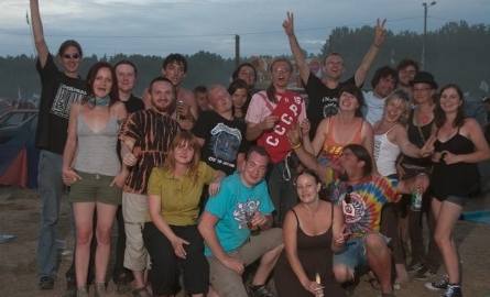 Oto ekipa wioski facebook sprzed roku. Sołtys Piotr Michalak (w kolorowej koszulce woodstocku) zapowiada, że w tym roku w wiosce może się rozbić nawet