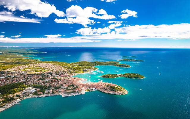 Przez 120 lat była niedostępna. Tajemnicza wyspa w Chorwacji czeka na turystów. Gdzie się znajduje?