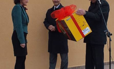 Dyrektor szkoły Podstawowej w Małyszynie Katrarzyna Rychlik otrzymała od wójta Marka Kukiełki i przewodniczącego Rady Gminy odkurzacz do liści.