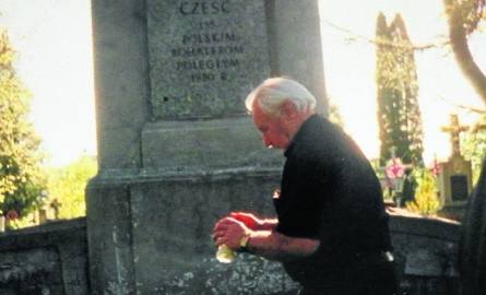 Pan Mieczysław zapala znicz pod pomnikiem Pro Patria w Łopatynie. Obelisk upamiętnia 135 polskich legionistów, którzy 14 sierpnia 1920 zginęli z rąk
