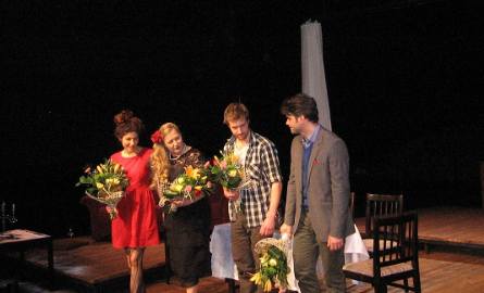 Kwiaty dla aktorów: od lewej- Maja Luxenberg, Danuta Dolecka, Michał Kitliński i Antoni Paradowski.