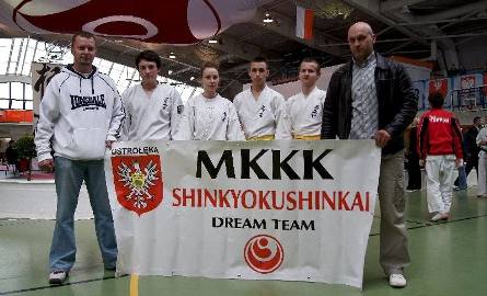 Zawodnicy MKKK Shinkyokushin z sempai Marianem Zającem i sensei Arturem Prusińskim.