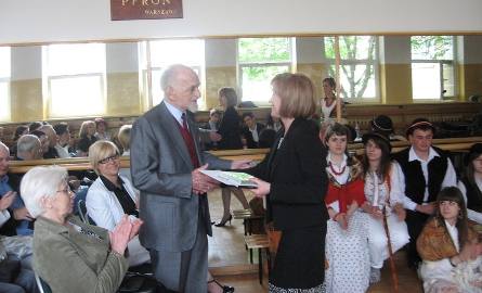 Dyrektor Bożena Szulczyk w imieniu dyrekcji i grona pedagogicznego przekazała Edwardowi Kossoyowi obraz
