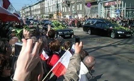 Przejazd konduktu żałobnego ul. Kościuszki w Krakowie.