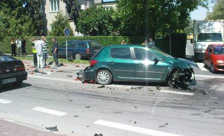 Wypadek w Grójcu! Rozbite dwa samochody, trzeci wleciał pod sklep. Tylko cudem nikogo tam nie było (zdjęcia)