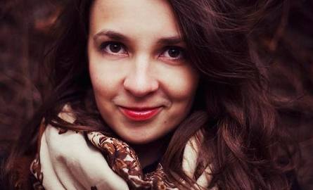 Katarzyna Nowakowska. Ma 25 lat. Pochodzi z Iłży. Jest absolwentką dziennikarstwa, aktualnie mieszka w Warszawie. Pracuje, jako Manager Działu Social