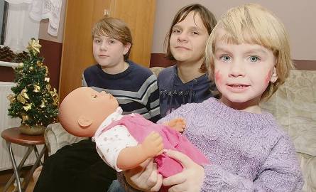 Trzyletnia Kinga Konieczna jest zachwycona lalką, którą dostała pod choinkę. Prezenty ucieszyły także Wiktora i Paulinę.