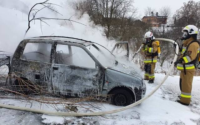 Gmina Krzeszowice. Pożar samochodu gasiły go cztery jednostki strażackie