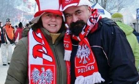 Wiktor Stasiak wraz z żoną Urszulą są wiernymi kibicami polskich sportowców. Na zdjęciu przed wejściem na skocznią narciarską w Zakopanem.