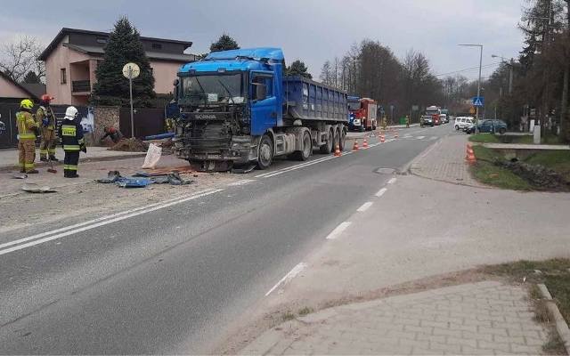 Seria wypadków ciężarówek w powiecie krakowskim. Zderzenia na drogach krajowej nr 7 i A 4 oraz wojewódzkiej nr 774. Są osoby poszkodowane