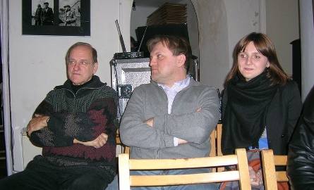 Reżyser, jakub Mędrzycki (w środku) słicha Kaczmarskiego już od 20 lat