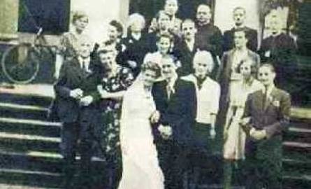 Młoda para i goście weselni Horodyńskich przed dworem w Zbydniowie. Kilkanaście godzin później prawie wszyscy zostali zamordowani przez oddział niem