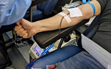 Dlaczego warto oddawać krew? NFZ przypomina o tym, że krew jest bardzo potrzebna, a krwiodawcy mają przywileje