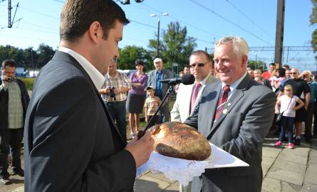 Burmistrz witał gości chlebem i solą. Prezes z Francji nie za bardzo wiedział, co z tym fantem zrobić