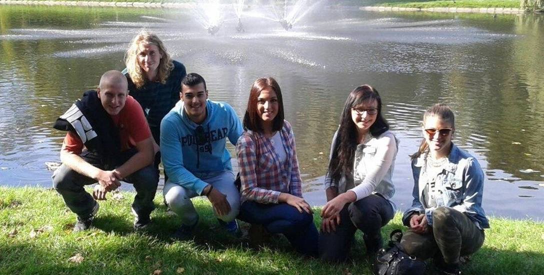 Irene Perez (w środku) ze swoimi przyjaciółmi z Erasmusa w kieleckim Parku Miejskim.