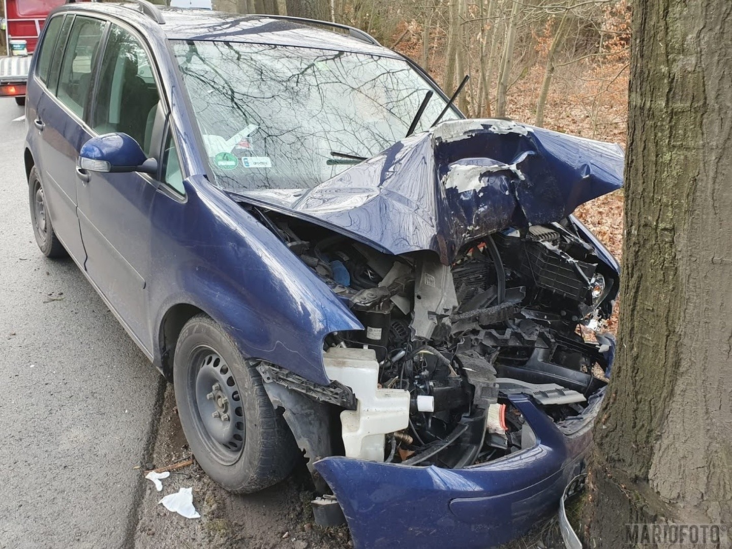 Wypadek w Murowie. Volkswagen touran uderzył w drzewo