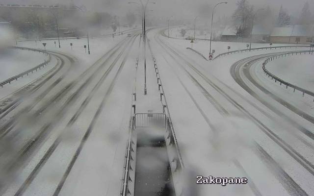 Zima nie odpuszcza. Nagły atak śnieżycy, problemy na zakopiance i innych drogach Małopolski [ZDJĘCIA]