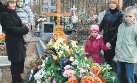 Na cmentarzu w Budowie przy grobie pani Iwony stoją: Mieczysława Kontny z Marcinkiem oraz Mariola z Martyną i Norbertem.