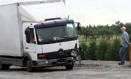 Po zderzeniu z autem osobowym w Nowej Dębie, ciężarówka też została uszkodzona.
