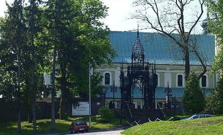 Prace budowlane przy obecnym kościele w Szewnie rozpoczęto w 1775 r., o czym świadczy data wyryta na cokole świątyni. Budowę kościoła nadzorował ks.