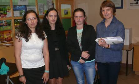 Organizatorzy wyborów z Młodzieżowego Klubu Europejskiego. Od lewej: Magda Karbowniczek, Marzena Ziejewska, Agata Zarzycka oraz opiekunka Grażyna So