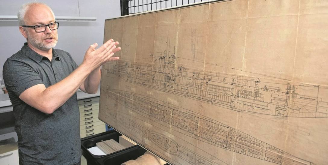 Dariusz Subocz z Muzeum Piśmiennictwa i Drukarstwa w Grębocinie podczas żmudnej konserwacji poznał dogłębnie plan ORP Orzeł.