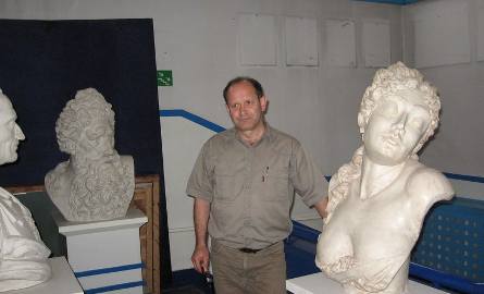 Aby przenieść te rzeźby trzeba nie lada siłacza – wzdycha dyrektor Cezary Jędrzejewski