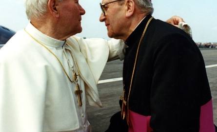 Jana Pawła II witał między innymi ksiądz biskup Edward Materski.