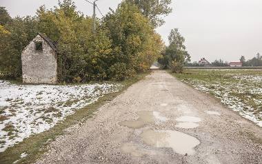W Unikowie drogowcy położą asfalt na tym fragmencie drogi, który prowadzi w kierunku torów kolejowych, a następnie do Galowa.
