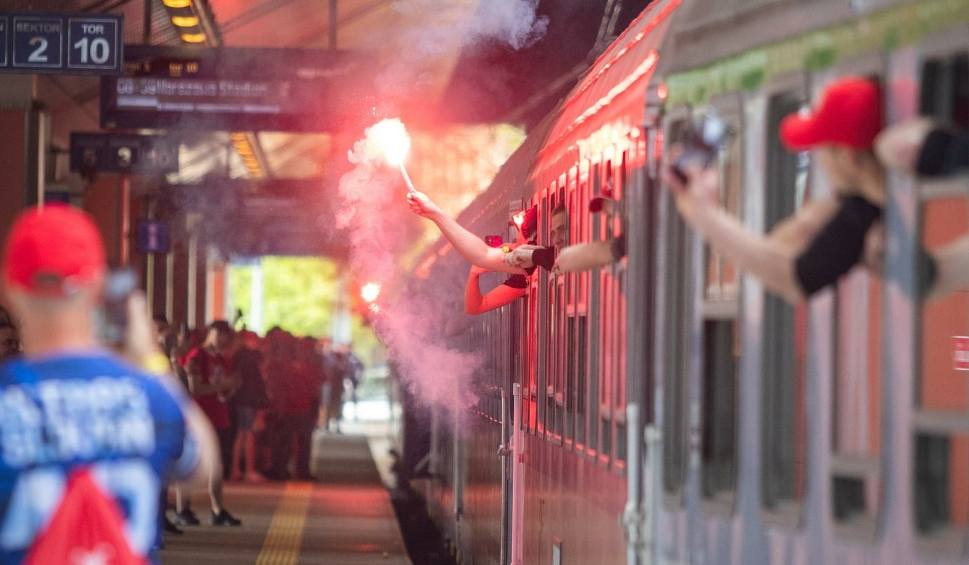 Film do artykułu: Wisła Kraków. Kibice „Białej Gwiazdy” ruszyli pociągami na Stadion Narodowy