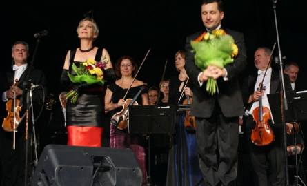 Inowrocław. Przeboje operowe i operetkowe płyną ze sceny Teatru Letniego [zdjęcia]